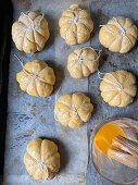 Gefüllte Mini-Kürbiskuchen aus Hefeteig zu Halloween (ungebacken)