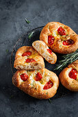 Kleine Focaccia-Brote mit Tomaten, Mozzarella und Rosmarin