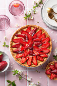 Vanillepudding-Tarte mit frischen Erdbeeren