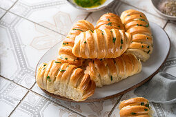 Party bread with mozzarella, garlic butter and herbs