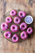 Donuts mit lila Veilchen-Zuckerglasur