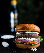 Lammburger mit Salat Feta und Tzatziki