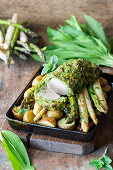 Schweinefilet mit Bärlauchkruste und Spargel