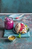 Schweinebraten-Sandwich mit rotem Sauerkraut und Senf