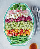 Einfacher italienischer Farfalle-Salat mit Gemüse und Pesto