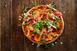 Vollkorn-Pizza mit vier Käsesorten, getrockneten Tomaten, Bresaola und Rucola
