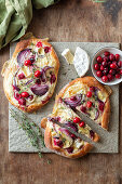 Cranberry flatbread with red onion and camembert