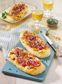 Flammkuchen-Ciabatta mit Speck und roten Zwiebeln