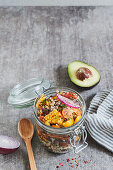 Quinoa-Bohnensalat mit eingelegten Möhren und Zitrus-Vinaigrette