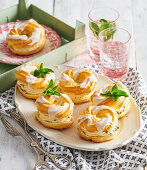 Choux pastry wreaths with mint cream