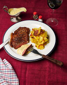 Entrecôte with béarnaise sauce and Maxim potatoes