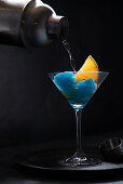 Curacao-Icecube-Cocktail mit Orangen