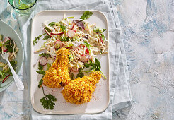 Knusprige Cornflakes-Hähnchenkeulen mit Krautsalat