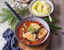 Schweinekoteletts mit Tomatensauce und Pilzen