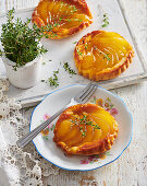 Upside down pear tartlets with cinnamon and thyme