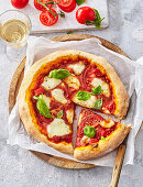 Pizza Margherita mit Tomaten, Mozzarella und Basilikum