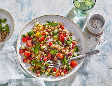 Frischer Frühlingssalat mit Quinoa, Kichererbsen, Gurke und Tomaten