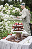 Schichtkuchen mit Sommerbeeren