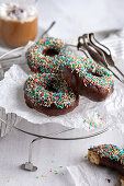 Vegane Donuts mit Zartbitterglasur und Zuckerstreuseln