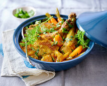 Hähnchen-Tajine mit Trockenaprikosen und Möhren