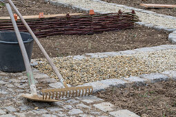 Weg anlegen mit Kies zwischen Gemüsebeeten vor dem Anpflanzen, und Weidenzaun bauen als Rankhilfe