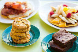 Frühstücksauswahl mit Cookies, Brownies sowie Pfannkuchen mit Früchten