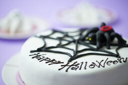 Weißer Halloween-Kuchen mit Spinne und Spinnennetz