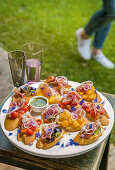 Dreierlei Bruschetta mit Tomaten, Schinken und Frühlingszwiebeln