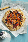 Aprikosen-Galette mit Brombeeren und Haselnüssen