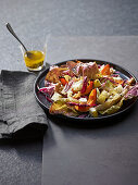 Radicchio-Birnen-Salat mit karamellisierten Walnüssen