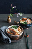 Ramen mit Lachs, Garnelen und Spinat