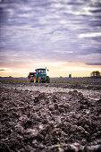 Traktor bei Kartoffelernte in den Niederlanden