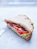 Club-Sandwich mit Pute, Tomate und Speck