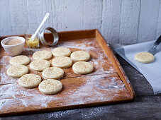 Ungebackene Burgerbrötchen mit Sesam