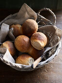 Roggenbrötchen im Brotkorb