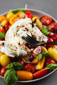 Salat Caprese mit bunten Tomaten