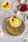 Mimosa mit gefrorenem Orangensaft-Eiswürfel und Champagner