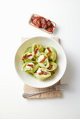 Conchiglioni mit Avocado, getrockneten Tomaten und Ricotta