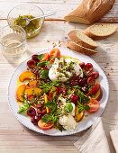 Frischer Sommersalat mit Kirschen, Pfirsich, Mozzarella und Ciabatta