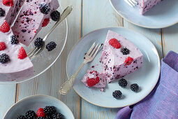 No-bake yoghurt cake with raspberries and blackberries
