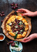 Galette mit Trauben und Blauschimmelkäse