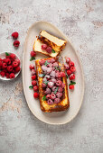 A base-less cheesecake with raspberries