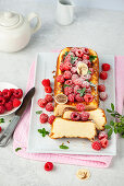 Käsekuchen ohne Boden mit Himbeeren zu Ostern