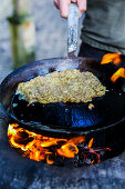 Kartoffelpuffer am Weihnachtsmarkt braten