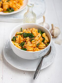 Vegan one-pot pasta with tomatoes and spinach