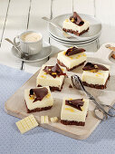 Weiße Schokoladen-Marshmallow-Würfel mit Schoko-Cookie-Boden