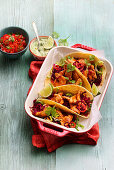 Chicken-Taco mit Avocadocreme und Tomatensalsa