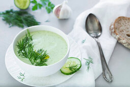 Kalte Gurkensuppe mit Dill und Olivenöl