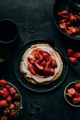 Fluffiges Omelett mit Joghurt und Erdbeeren