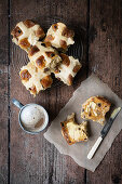 Frisch gebackene Hot Cross Buns